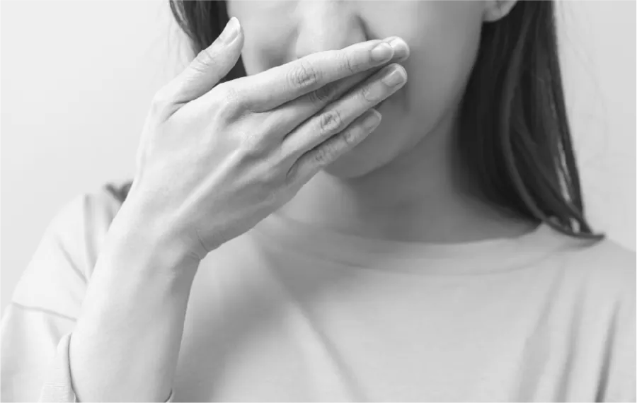 악취에 코를 막는 집사
